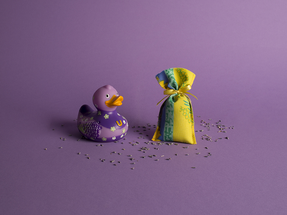 photographie d'un canard en plastique violet avec son sac de lavande