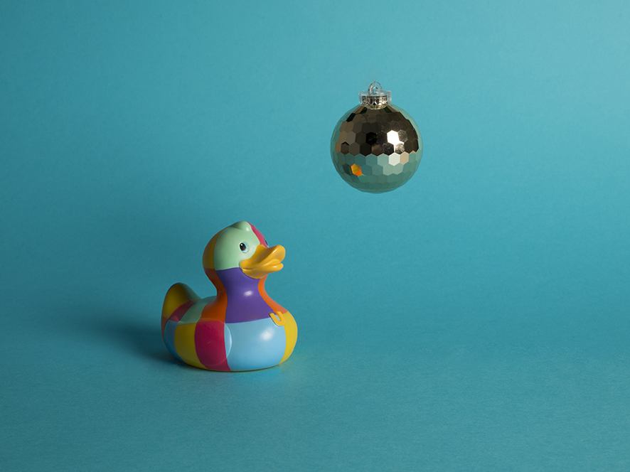 photographie d'un canard en plastique multicolore avec une boule à facette