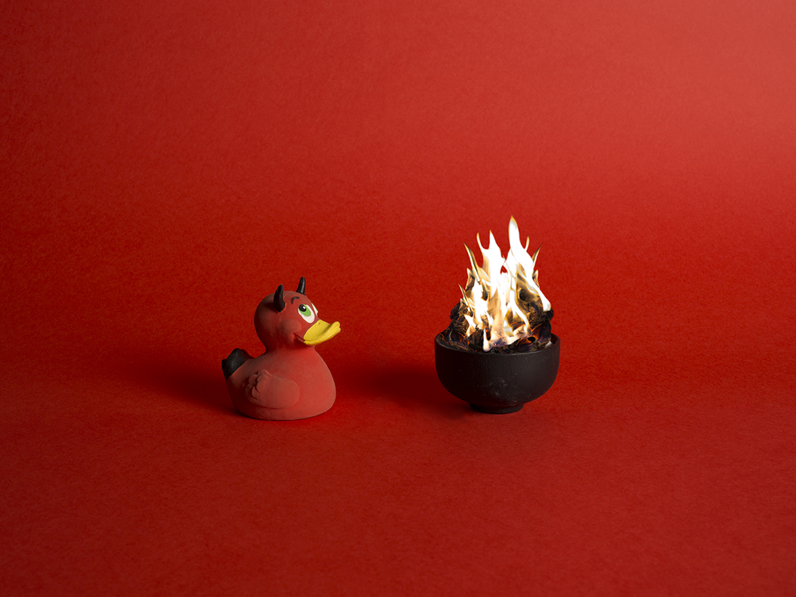photographie d'un canard en plastique avec des cornes et son feu