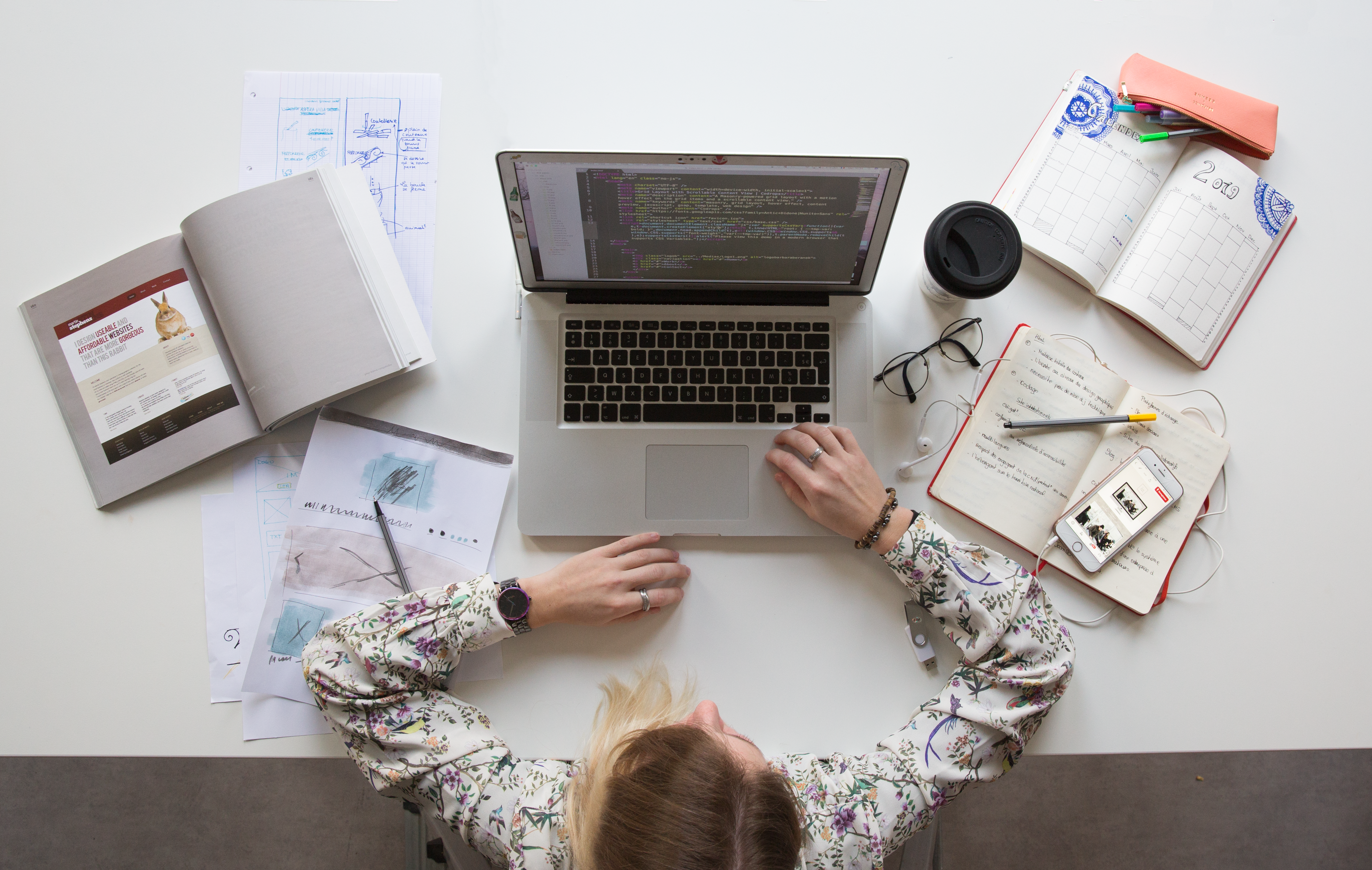 Photographie d'une femme sur son espace de travail