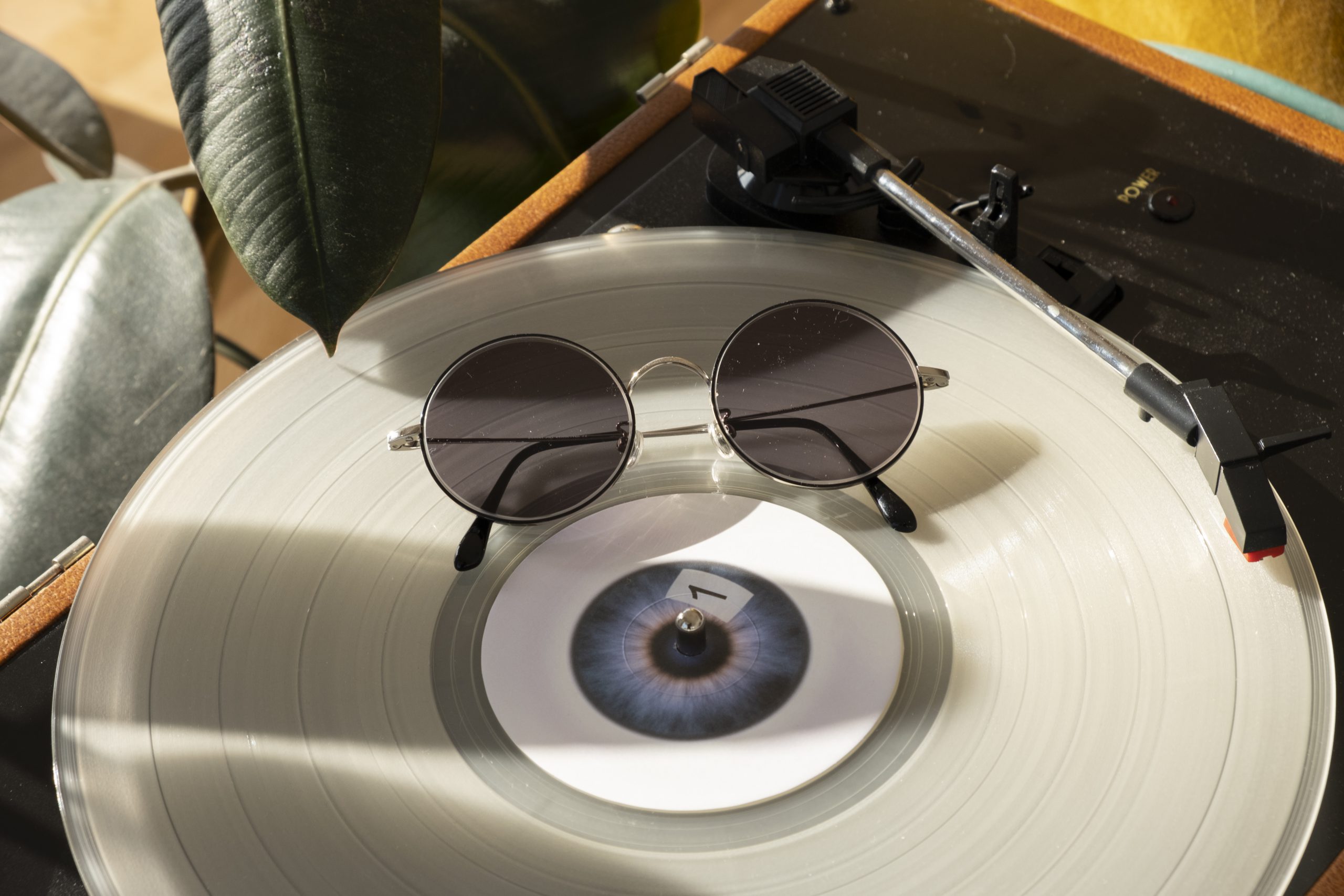 Lunettes de soleil posée sur un vinyle